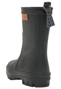 Bottine noire en caoutchouc avec surface texturée, bande latérale contrastante et patch logo marron. Elle possède une semelle robuste avec des crampons profonds.