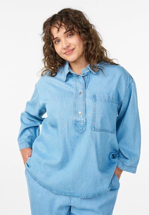 LOCKERES MIT - ÄRMELN - Bluse - light blue denim