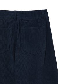 Pantaloni corduroy blu scuro con righe verticali, dotati di una cintura liscia e due tasche posteriori con alette punti.