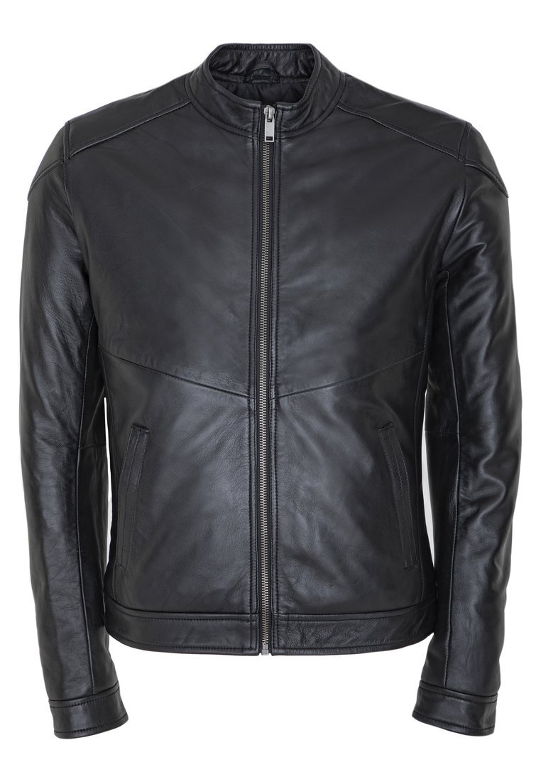 Chaqueta de cuero negro con cuello alzado, cierre frontal con cremallera y dos bolsillos laterales. Textura suave y diseño ajustado y entallado.