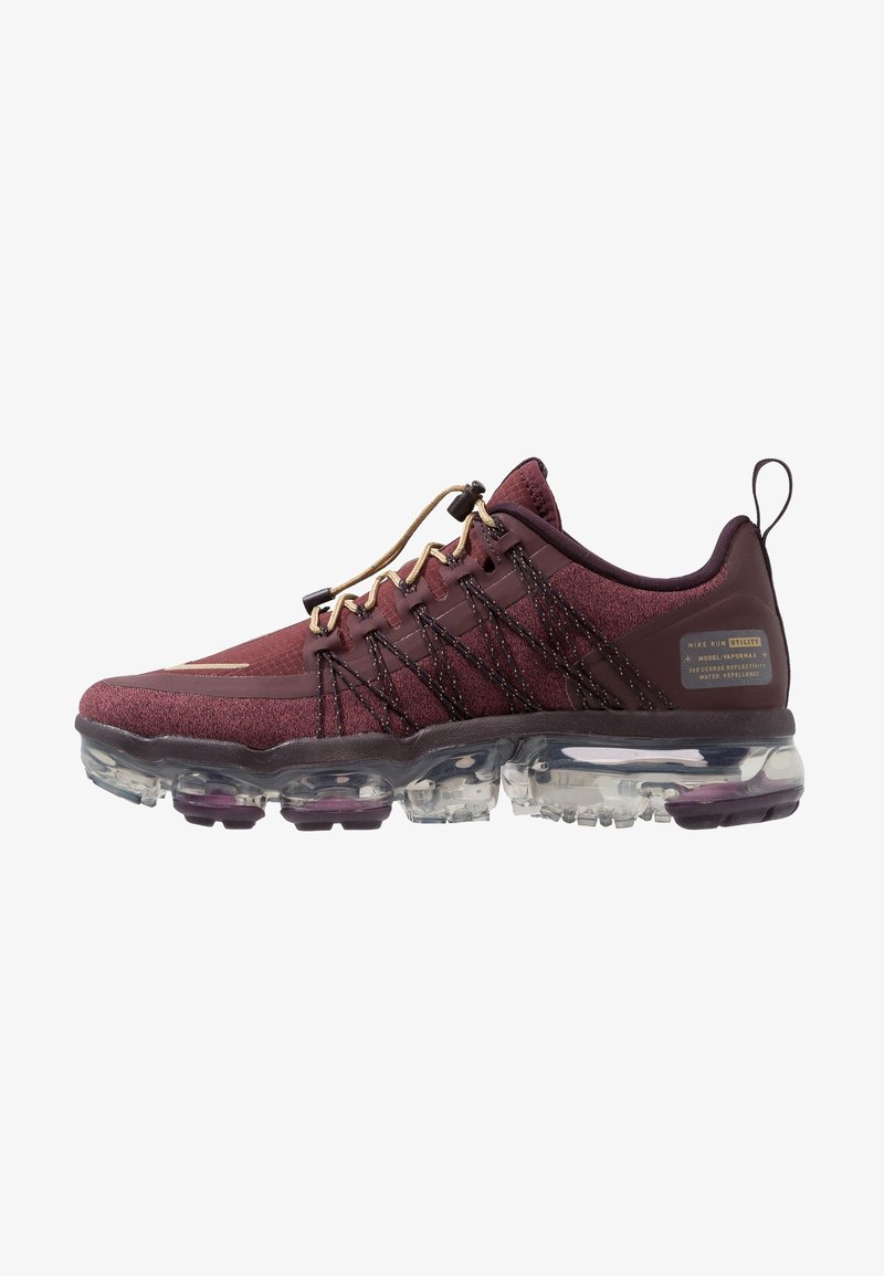 Chaussure de sport basse bordeaux avec semelle bulle d’air translucide, lacets couleur cuir clair et passant de lacet noir, conçue pour la course et la déperlance.