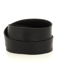 Bracciale avvolgente in pelle nera con una superficie liscia e un design minimalista. Il cinturino è flessibile e si arrotola in una spirale morbida.
