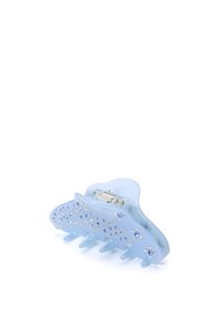 En ljusblå hårklämma gjord av glänsande plast, med en vågig design prydd med rhinestones i blå och guldtoner. Sex gripklor.