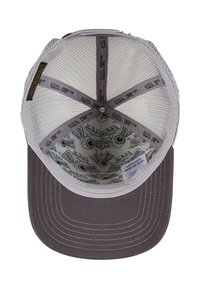 Witte mesh en grijze stoffen baseballpet met een gebogen rand, een gebrandmerkt interieur met herhalend oog- en vleugelpatroon, en een verstelbare achterkant.