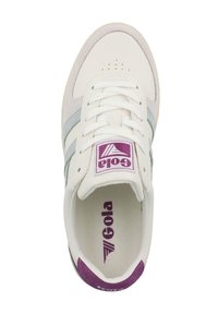 Sneaker bianco con strisce viola e verdi, parte superiore in pelle, chiusura con lacci, punta perforata per ventilazione e logo viola sulla linguetta.