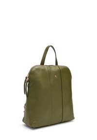 Olijfgroene leren tas met een gladde textuur, ritsluiting, een korte handgreep en gouden hardware accenten. Voorzien van verticale naaddetails.