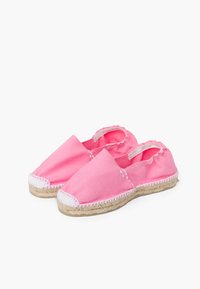Espadrillas in tela rosa con punta arrotondata, suola intermedia in juta e dettagli di cucitura bianca lungo i bordi. Tallone elasticizzato per una calzata sicura.