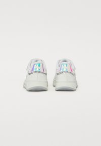 Hvide sneakers med en glat læderfinish, der har et sølvglitrende accent og en iridiserende hældetalje. Rund tå og struktureret sål.