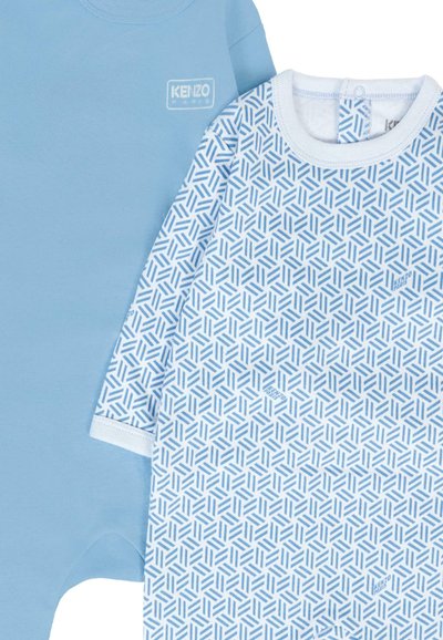 Body in cotone blu chiaro e camicia a maniche corte con stampa geometrica nelle tonalità di blu tenue. Presenta scollature rotonde e etichette.