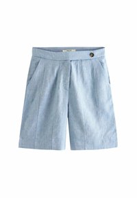 Shorts bleu clair sur mesure en tissu tissé, avec des plis à l'avant, des poches latérales et une fermeture à bouton au niveau de la taille.