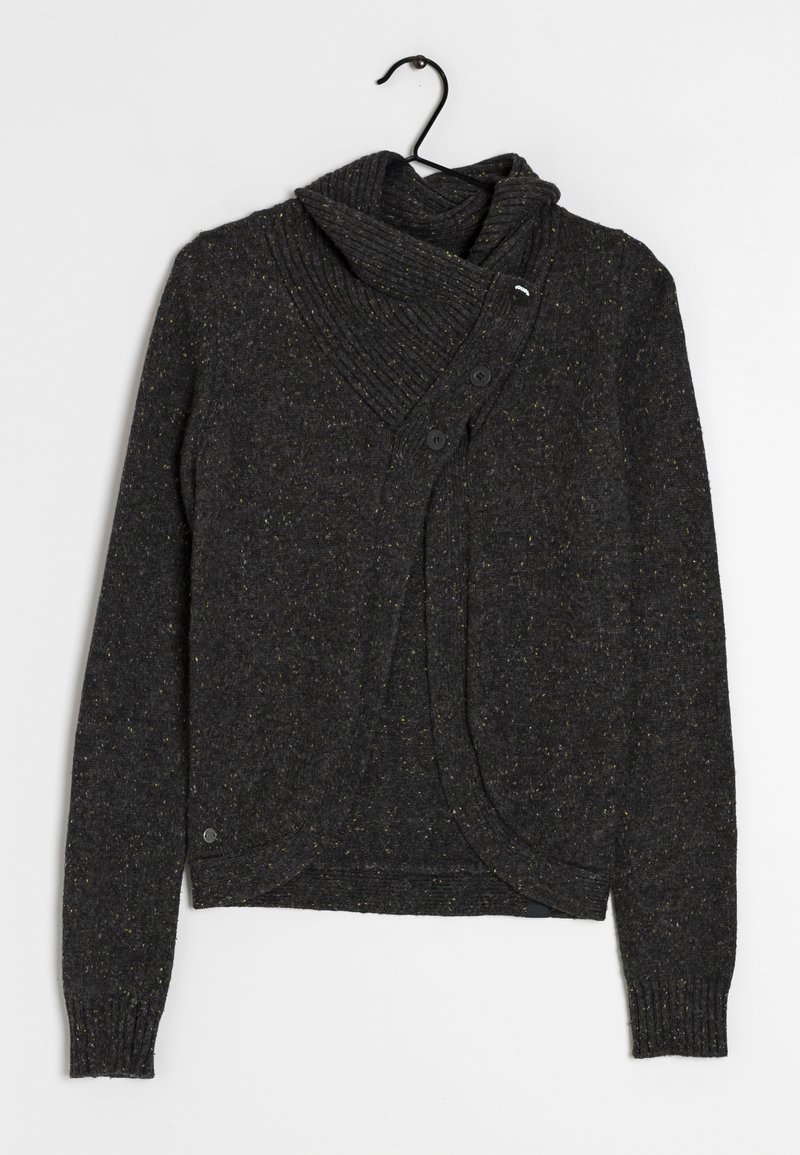 Cardigan en maille gris foncé moucheté avec devant asymétrique boutonné et large col châle côtelé, suspendu sur un cintre noir.