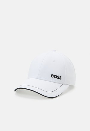 Bela bejzebol kapa iz bombaža z črnim vezenim logotipom "BOSS". Ima ukrivljen rob s črnim obrobnim trakom in šestimi prezračevalnimi luknjami.