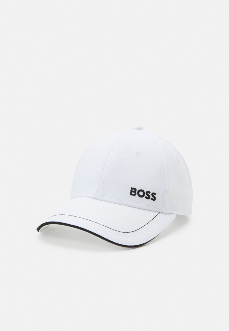Cappellino da baseball bianco in cotone con logo "BOSS" ricamato in nero. Presenta una visiera curva con bordino nero e sei fori di ventilazione.