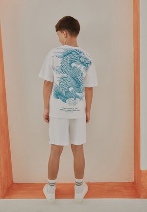 Next, REGULAR FIT - HEAVYWEIGHT SHORT SLEEVE T-SHIRT AND SHORTS SET  . - Pantalon de survêtement - white