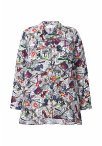 Camicia con bottoni dalla vestibilità ampia, caratterizzata da una stampa in stile giornale in bianco e nero. Accenti di labbra colorate, scarpe e accessori sparsi.