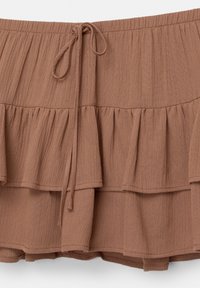 Bruine gerimpelde rok met een rekbare taille, voorzien van een trekkoord. Gemaakt van textuurstof met een gelaagd ontwerp.