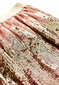 Paillettenrock in Rosa- und Goldtönen. Verfügt über eine weiche, strukturierte Oberfläche mit glänzendem Finish. Elastischer Bund in Gold.