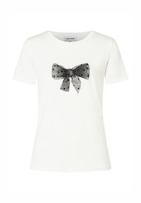 Wit T-shirt met een zwart polkadot strikontwerp in het midden. Korte mouwen en een ronde hals. Zachte katoenen stof.