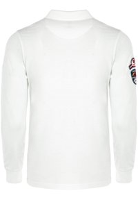 Langærmet hvid polo-shirt lavet af bomuld, med en ribbestrikket krave og broderede patches på højre ærme. Enkel, praktisk design.
