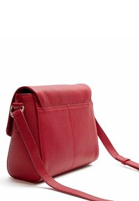 Bolso cruzado de cuero rojo con una superficie texturizada, forma plana y strap ajustable. Presenta un cierre de solapa y detalles de costura visibles.