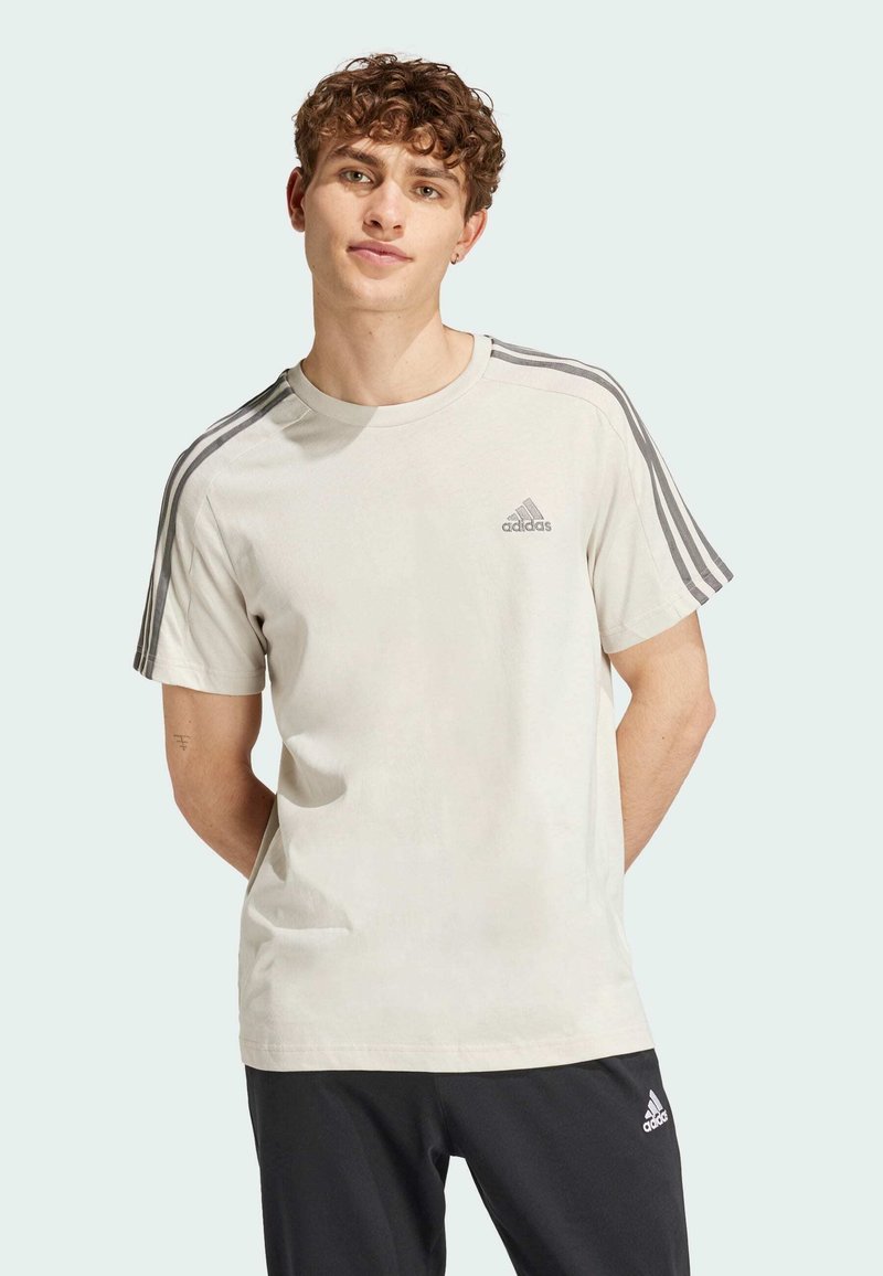 adidas Sportswear ESSENTIALS SINGLE 3-STRIPES Camiseta estampada