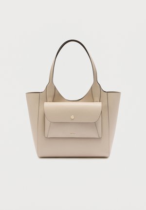 Beige lædertaske med to håndtag og en forlommer med klap og gyldent knaplukning.