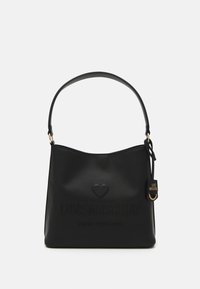 Črna torbica iz umetnega usnja s krušno obliko, s fantazijskim logotipom, detajlom srca in odstranljivo privlačnico. Ima en sam naramni trak.