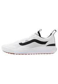 Białe sneakersy z teksturowaną tkaniną na cholewce, czarnym paskiem po bokach, gumową podeszwą i amortyzowaną podeszwą środkową. Zawierają sznurowadła oraz pętelkę do zakładania.