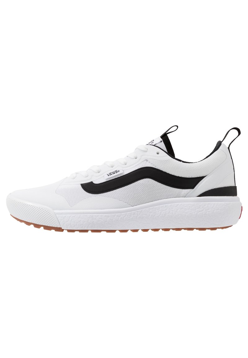 Białe sneakersy z teksturowaną tkaniną na cholewce, czarnym paskiem po bokach, gumową podeszwą i amortyzowaną podeszwą środkową. Zawierają sznurowadła oraz pętelkę do zakładania.