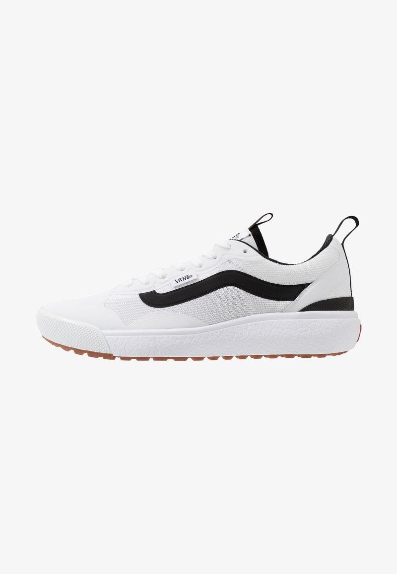 Białe sneakersy z teksturowaną tkaniną na cholewce, czarnym paskiem po bokach, gumową podeszwą i amortyzowaną podeszwą środkową. Zawierają sznurowadła oraz pętelkę do zakładania.