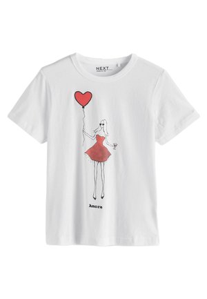 Valkoinen T-paita, jossa on piirros naisesta punaisessa mekossa, joka pitää punaisen sydämen muotoista ilmapalloa ja lasia, alla teksti "Amore".