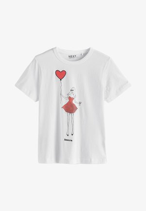 Biała koszulka z nadrukiem kobiety w czerwonej sukience trzymającej czerwony balon w kształcie serca oraz kieliszek, a poniżej napis "Amore".
