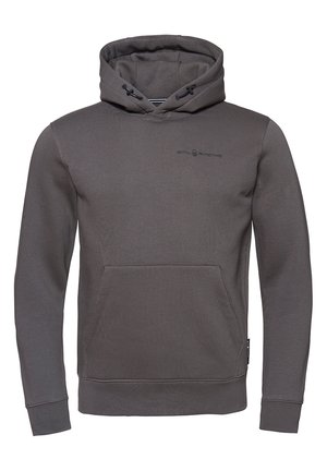 Grå hættetrøje lavet af blødt stof, med snoretræk i huen, kængurulomme og diskret branding på brystet. Glat tekstur, afslappet pasform.