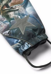 Trekkoord tas met een dinosaurusafbeelding, grijze sterrenaccenten en een donkere, gestructureerde stof met een blauw en groen kleurenschema.