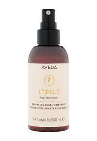 Braune Glas-Sprühflasche mit schwarzem Pumpkopf, beschriftet mit "Chakra 3 Feel Intention", ausgestattet mit goldener Schrift und einem kreisförmigen Logo. 3,4 fl oz / 100 ml.