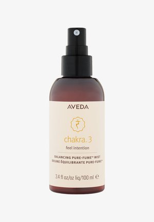 Braune Glas-Sprühflasche mit schwarzem Pumpkopf, beschriftet mit "Chakra 3 Feel Intention", ausgestattet mit goldener Schrift und einem kreisförmigen Logo. 3,4 fl oz / 100 ml.