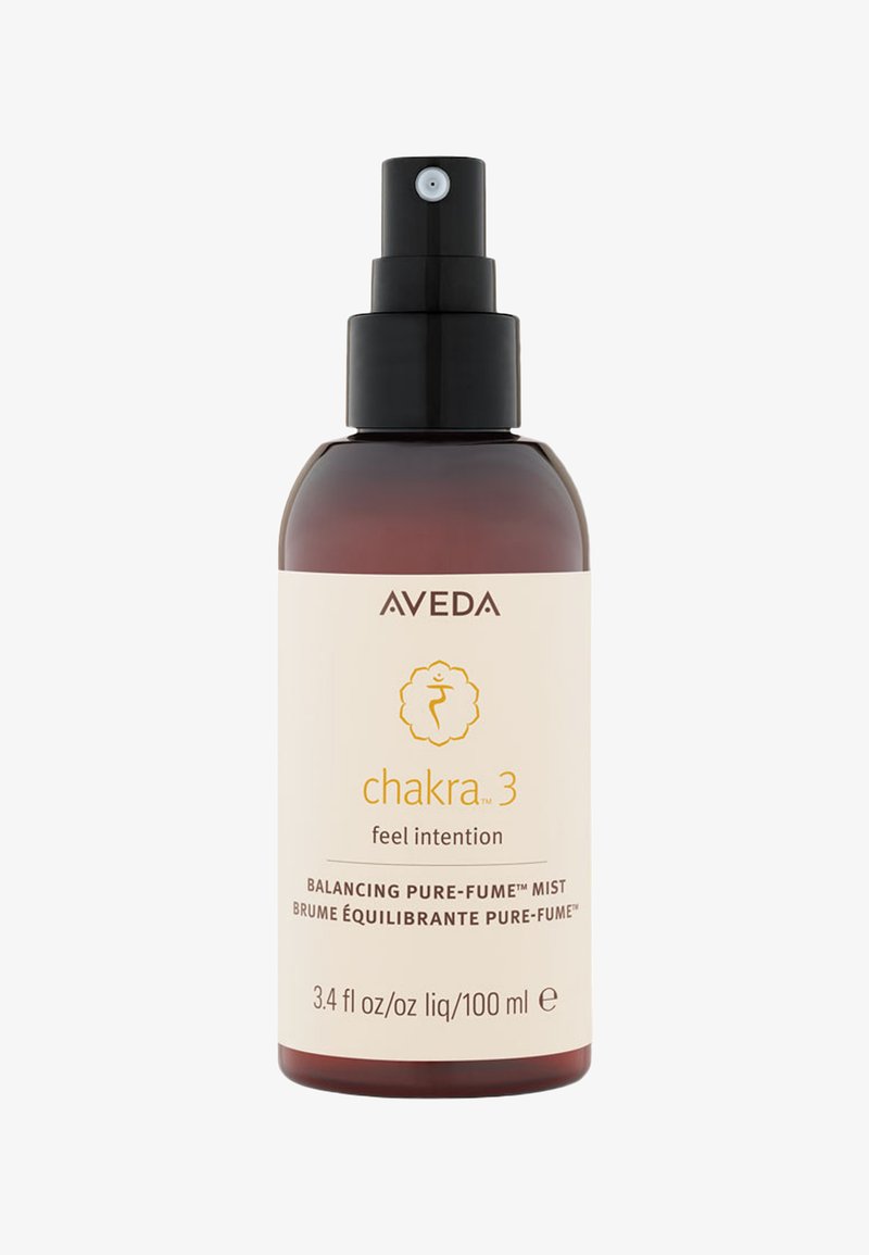 Brązowa szklana butelka spray z czarną pompką, oznakowana "chakra 3 feel intention", z złotym tekstem i okrągłym logo. Pojemność 3,4 fl oz/100 ml.