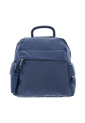 Mochila de textura azul marino con asa superior, bolsillo delantero con cremallera, bolsillos laterales y llavero de marca incorporado en el lado izquierdo.