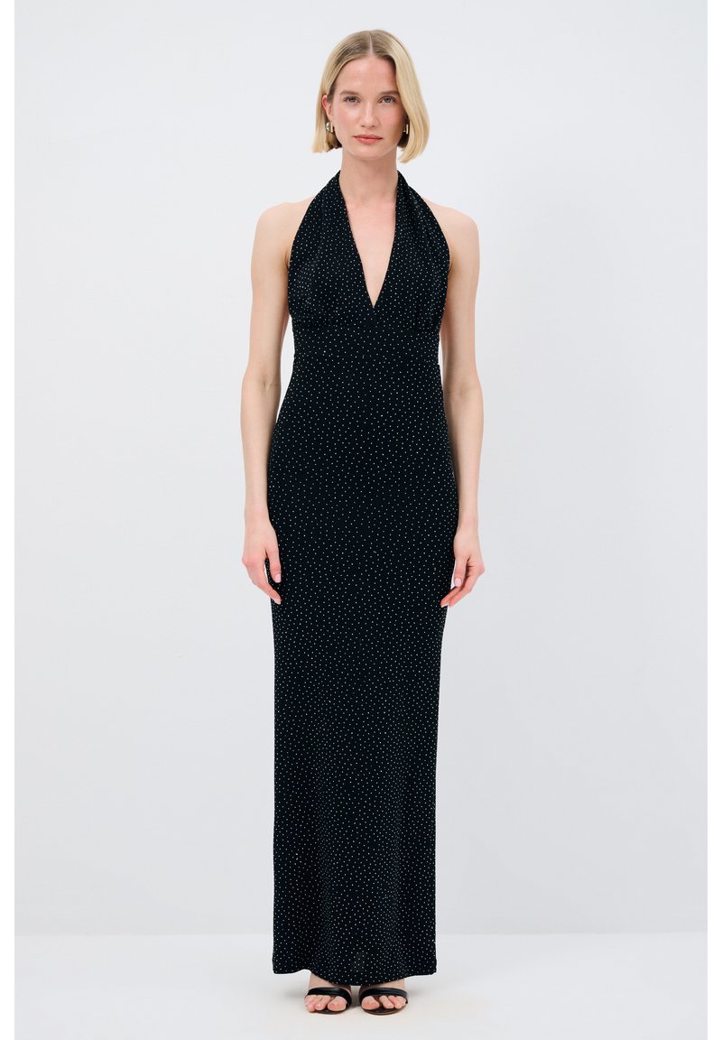 Schwarzes Maxikleid mit Neckholder und weißen Pünktchen, figurbetonter Schnitt, glatte Textur und tiefer V-Ausschnitt. Verstellbare Träger.
