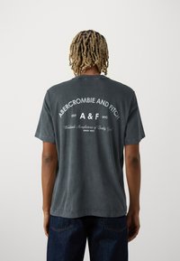 Abercrombie & Fitch PREMIUM - T-shirt med print - casual black acid