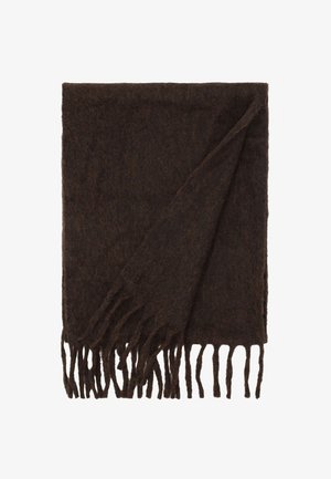 Bufanda de lana marrón oscuro con textura suave y extremos desflecados, parcialmente doblada sobre un fondo blanco.