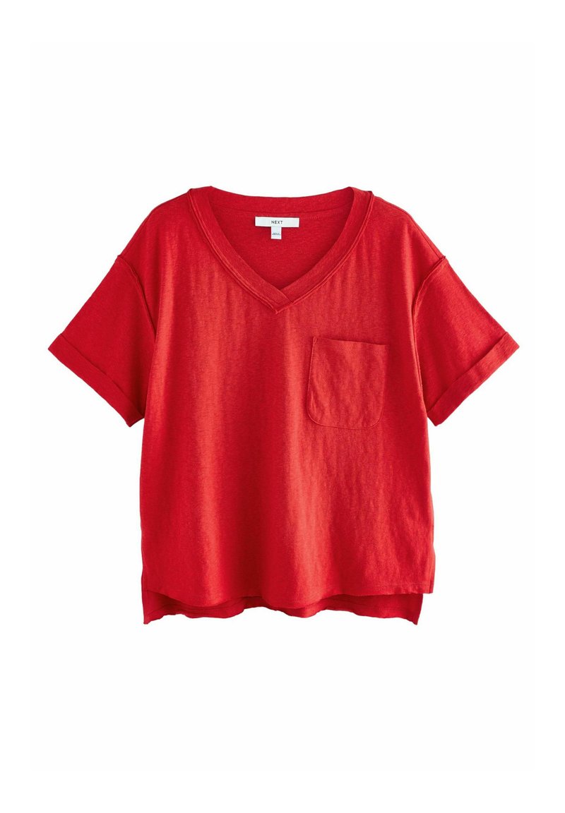 Rød bomulds T-shirt med V-hals, korte ærmer, brystlomme og afslappet pasform. Let længere bagkant, glat tekstur.