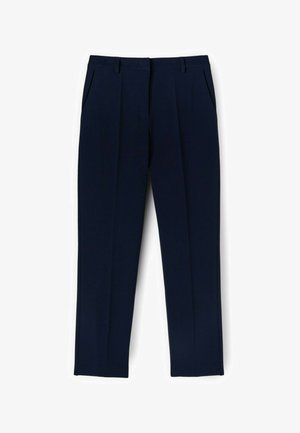 Pantaloni croiți bleumarin închis cu picioare drepte, pliuri frontale, buzunare laterale și curele pentru curea pe un fundal alb.