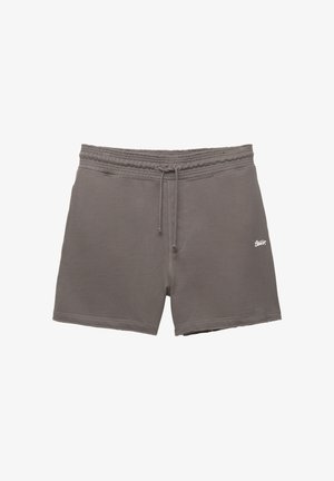 Grå bomuldsshorts med elastisk talje, snor og en hvid logo-detalje foran. Enkel design, længde til midten af låret.