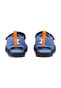 Sandali blu e blu navy con retro aperto, linguetta arancione sul tallone e cinturini regolabili. Tessuto morbido, design leggero e suole in gomma.