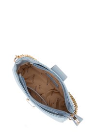 Sac à main en cuir bleu avec une surface texturée, une bandoulière en chaîne dorée et une doublure intérieure marron portant le nom de la marque en répétition. Deux compartiments avec fermeture éclair.
