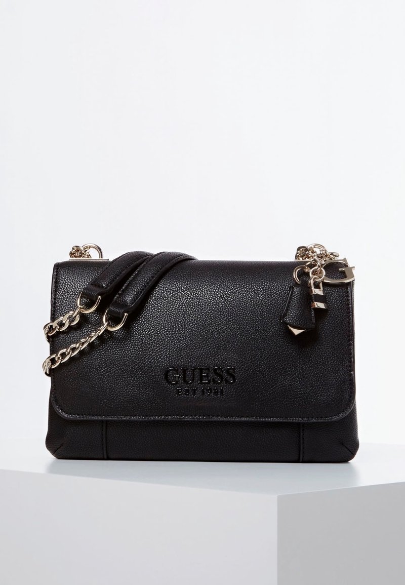 Sort tekstureret faux læder crossbody taske med flaplukning, guldfarvet kædesti og brandlogo præget på forsiden.