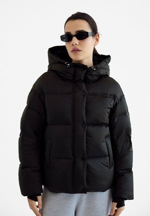 Stradivarius, SATIN HOODED PUFFER JACKET - Doudoune - black
