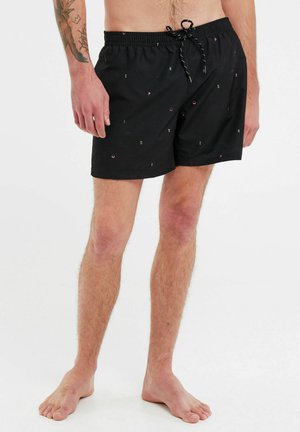 Schwarze Badeshorts aus leichtem Material, mit einem Kordelzugbund und bunten, abstrakten Mustern. Lockere Passform, weicher Stoff, knielang.