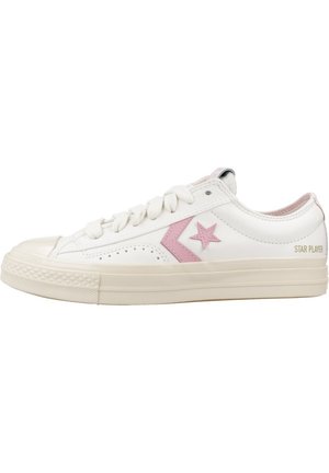 Baskets basses blanches avec logo étoile rose, lacets blancs, semelle en caoutchouc, et texte "Star Player" sur le côté du talon.
